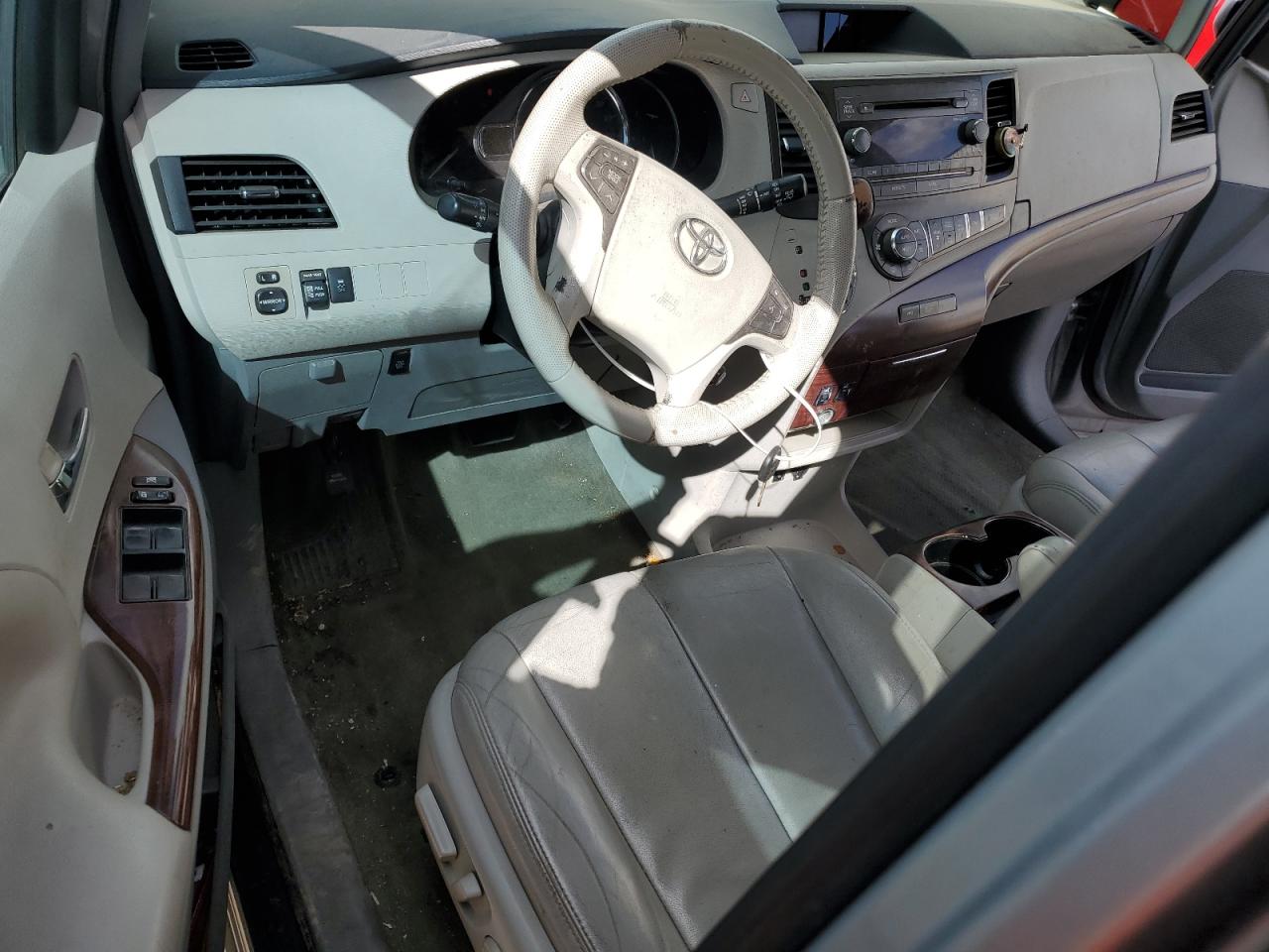 2013 Toyota Sienna - Image 8