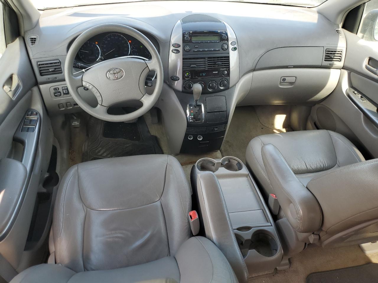 2010 Toyota Sienna - Image 8