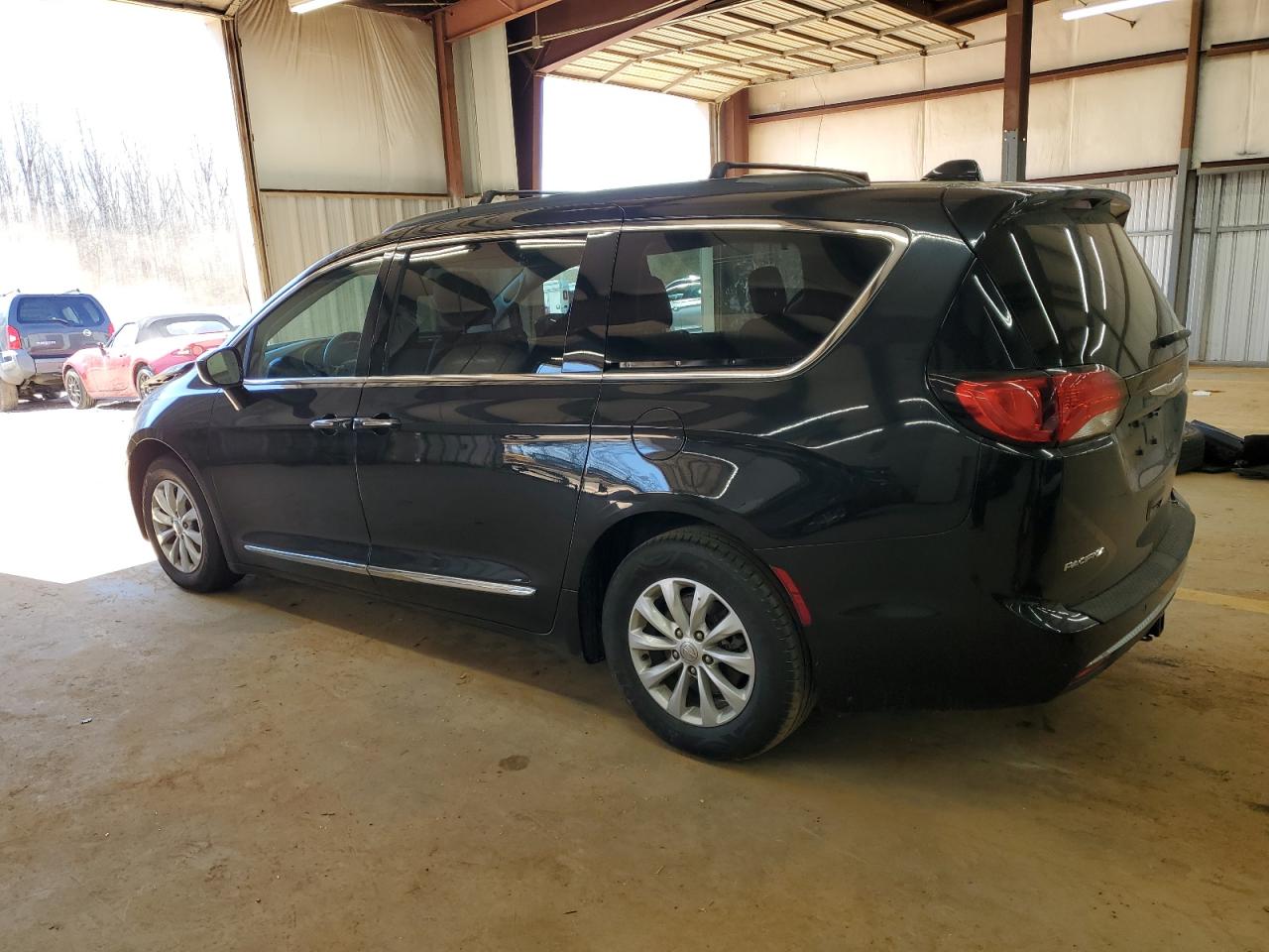 2017 Chrysler Pacifica - Image 2