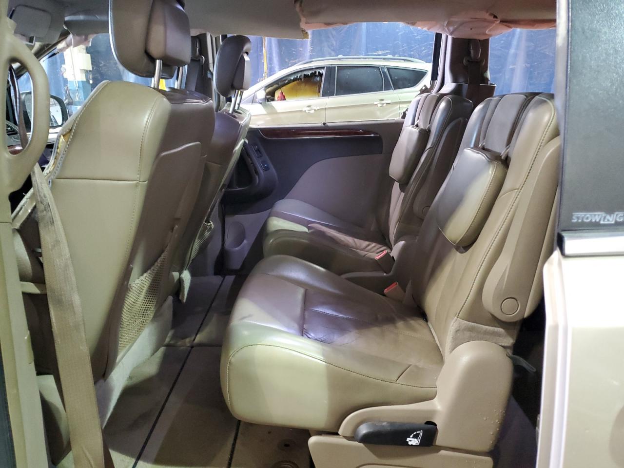 2013 Chrysler Town & Country - Image 11