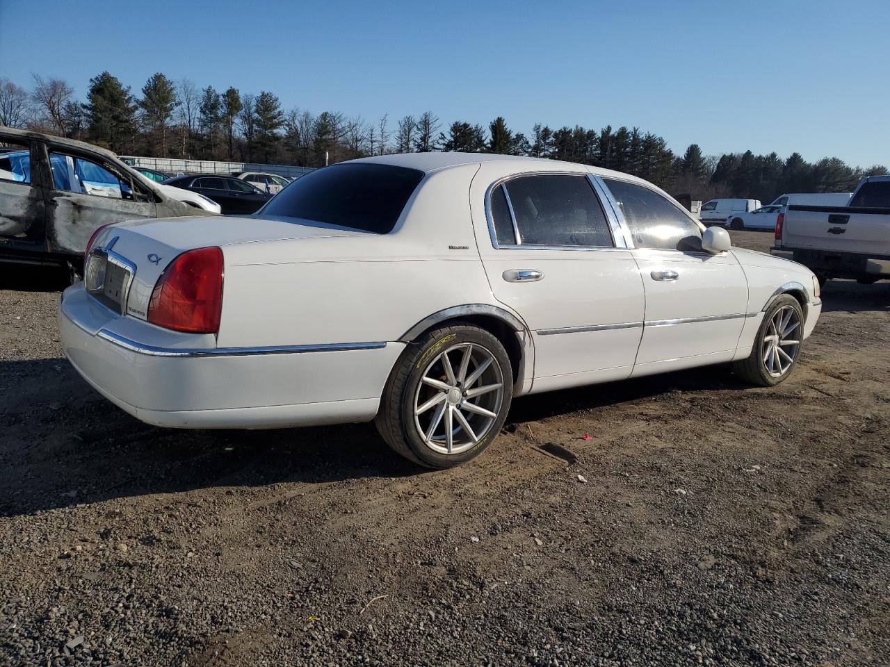 2003 Lincoln Town Car - Image 3