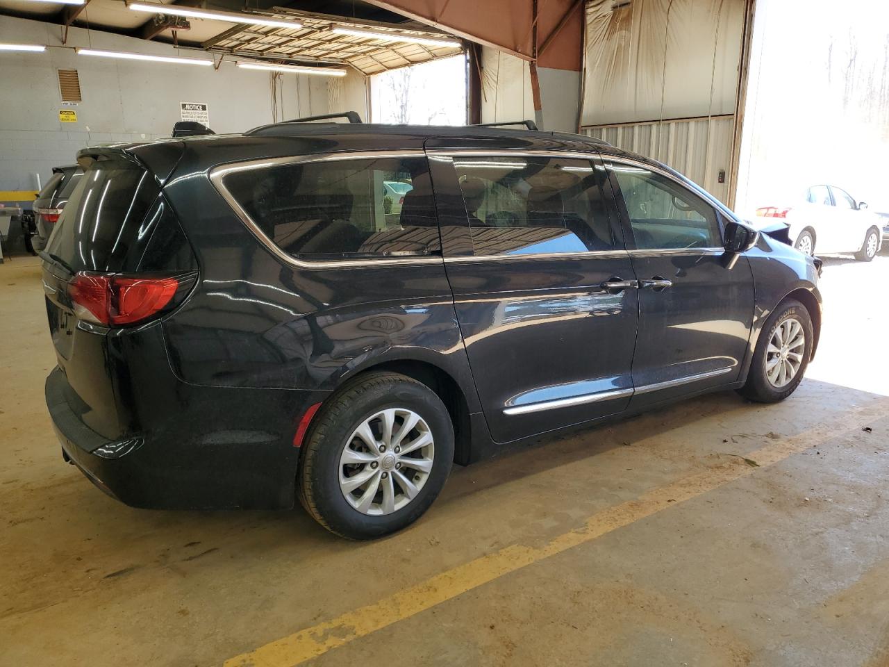 2017 Chrysler Pacifica - Image 3