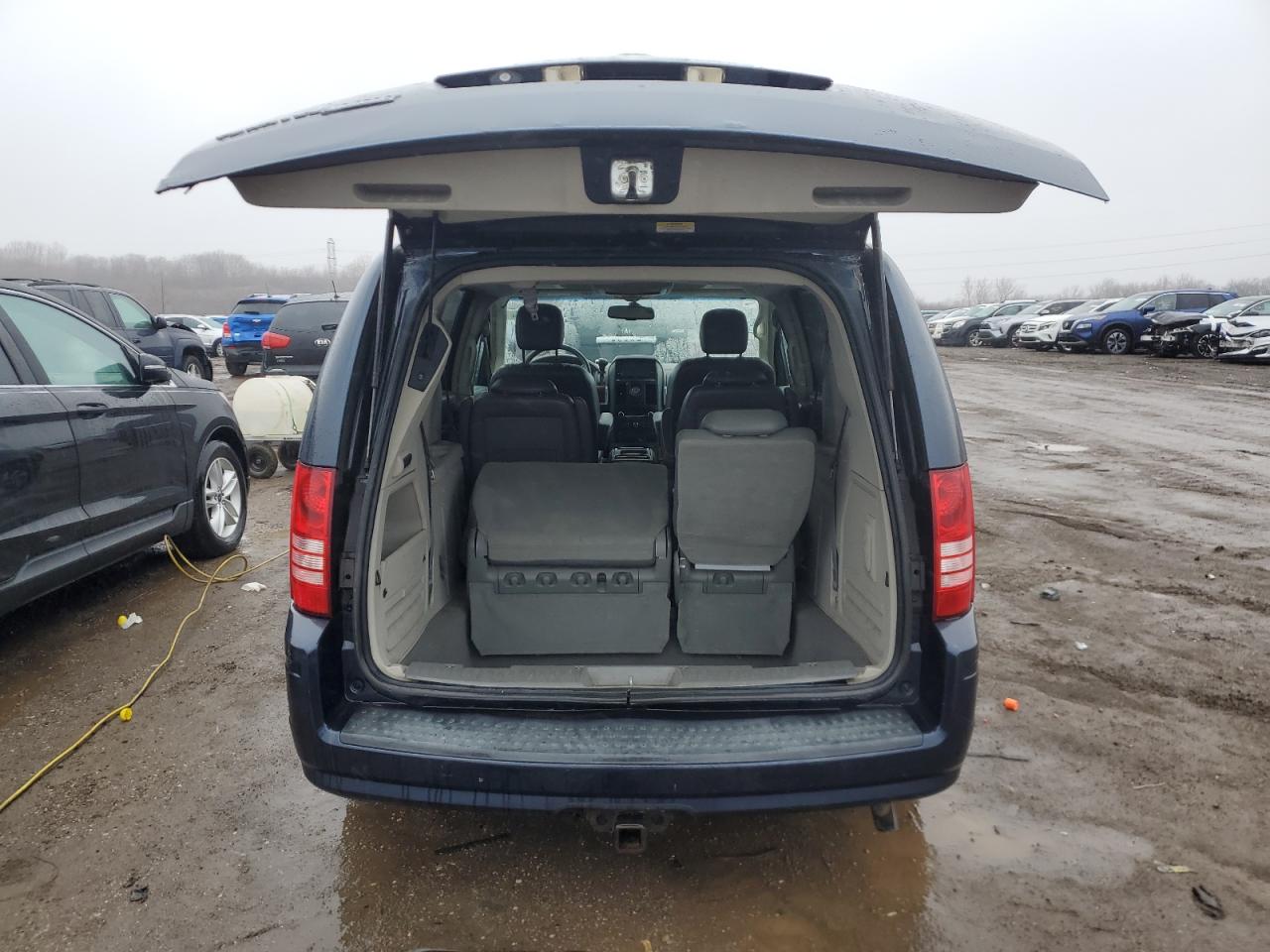 2008 Chrysler Town & Country - Image 6