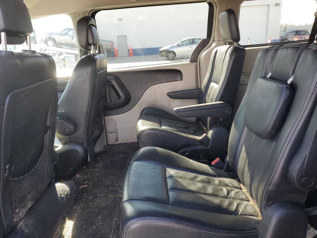 2012 Chrysler Town & Country - Image 11