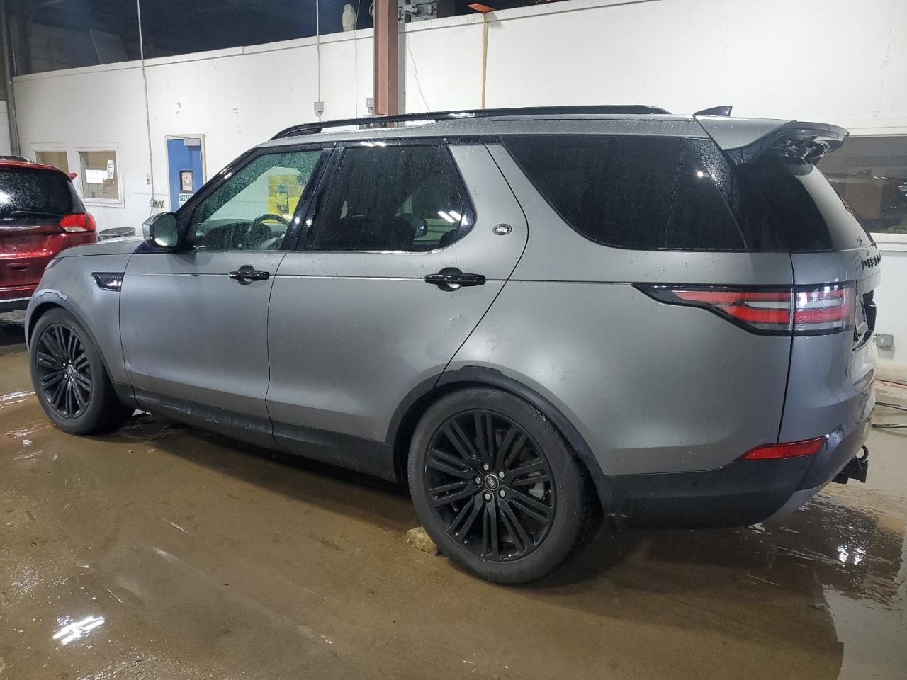 2018 Land Rover Discovery - Image 2
