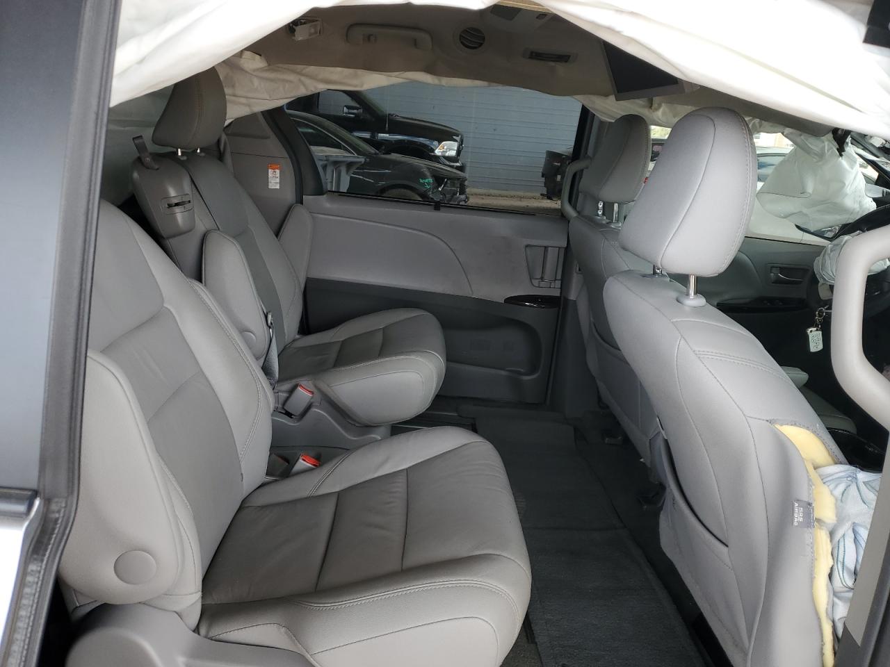 2017 Toyota Sienna - Image 11