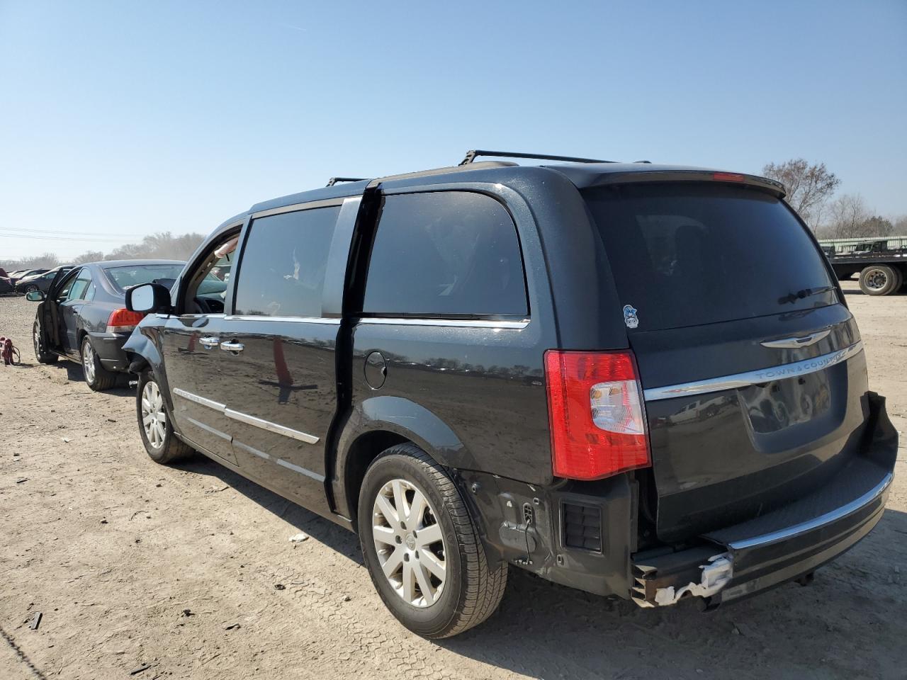 2016 Chrysler Town & Country - Image 2