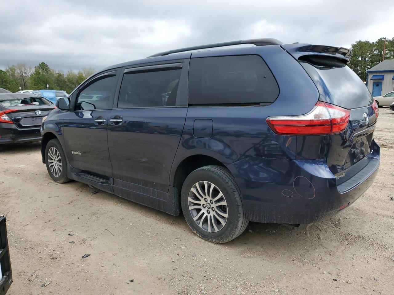 2018 Toyota Sienna - Image 2