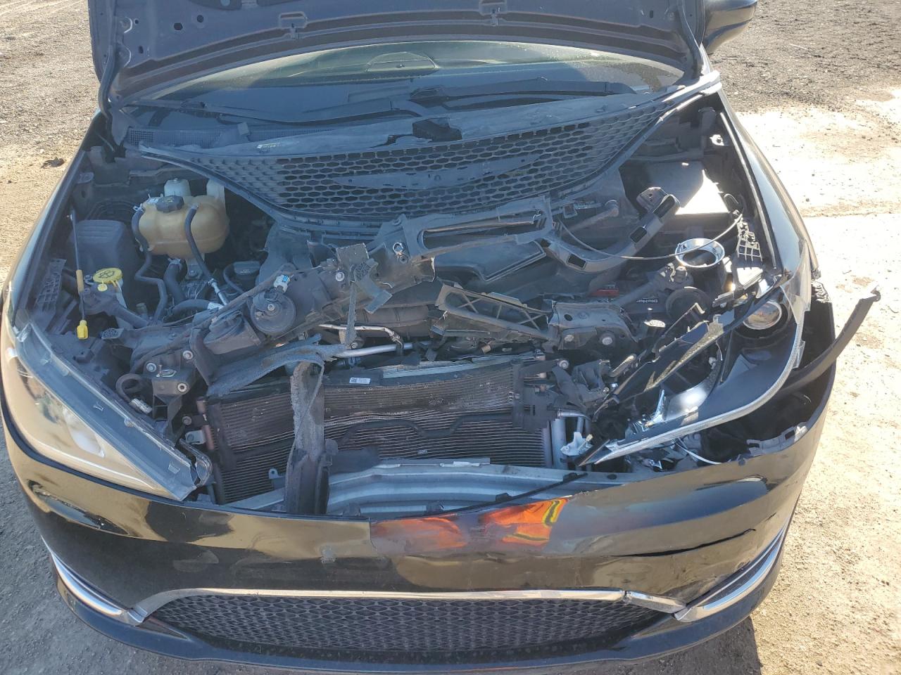 2019 Chrysler Pacifica - Image 12