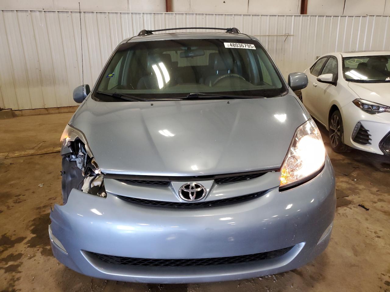 2010 Toyota Sienna - Image 5