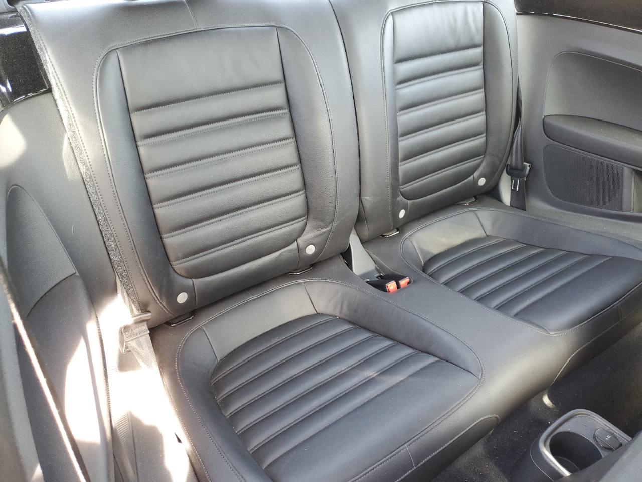 2012 Volkswagen Beetle - Image 10