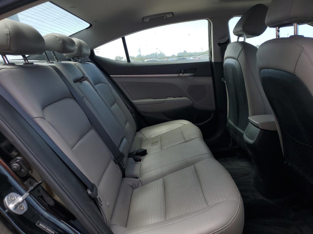 2017 Hyundai Elantra - Image 10