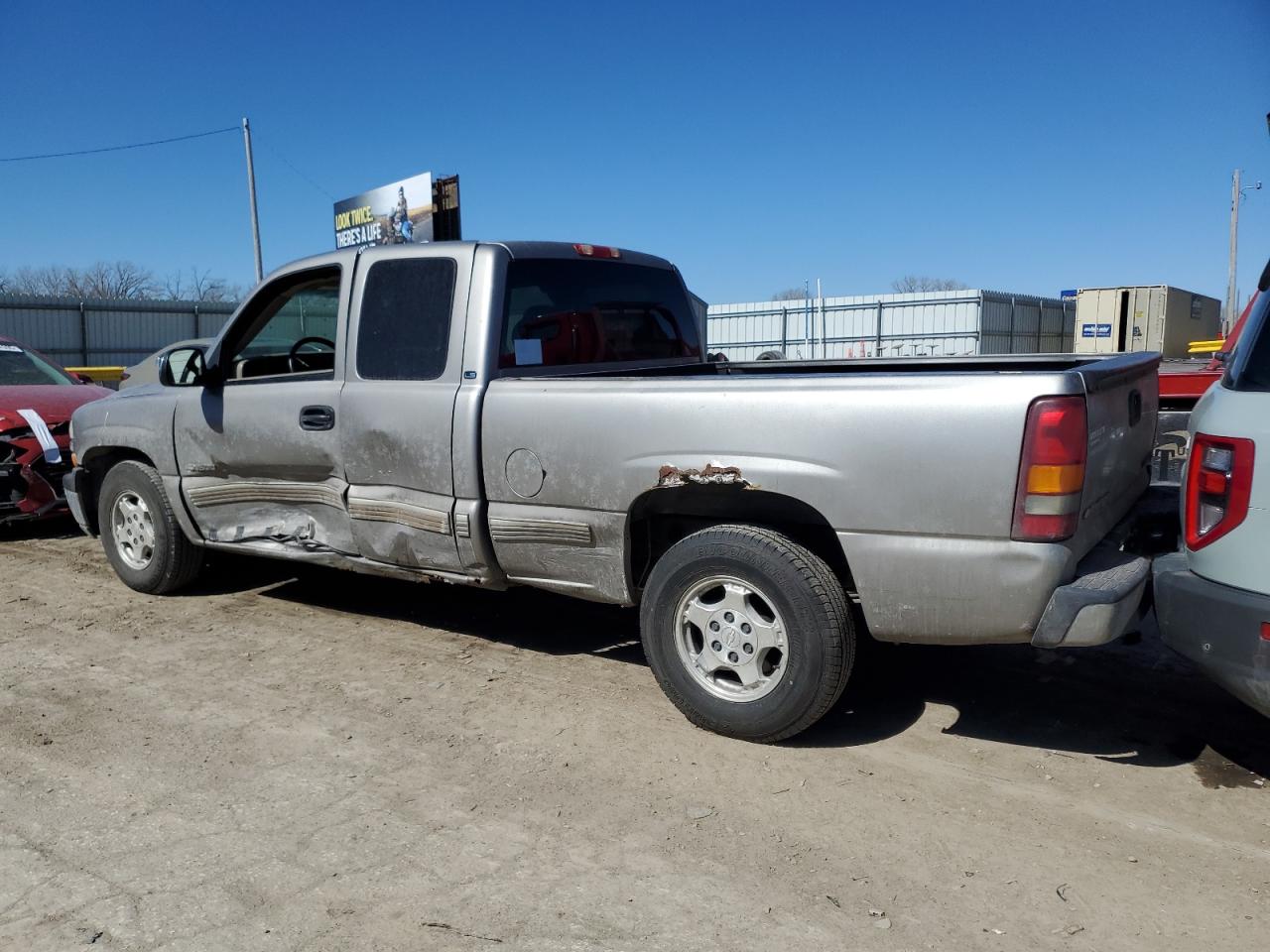 2001 Chevrolet Silverado - Image 2