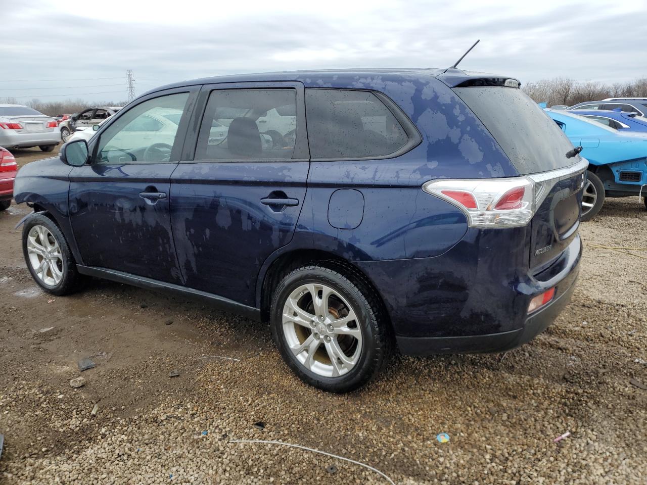 2014 Mitsubishi Outlander - Image 2