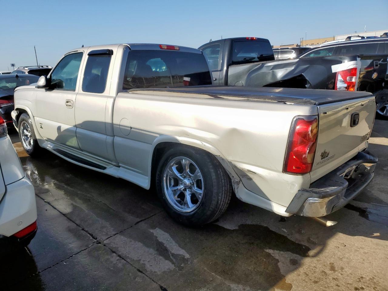 2006 Chevrolet Silverado - Image 2