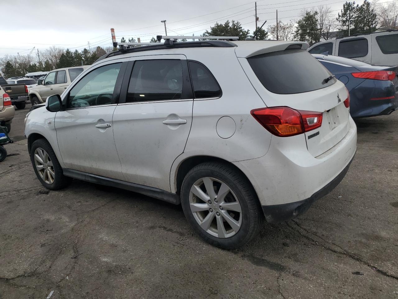 2015 Mitsubishi Outlander - Image 2