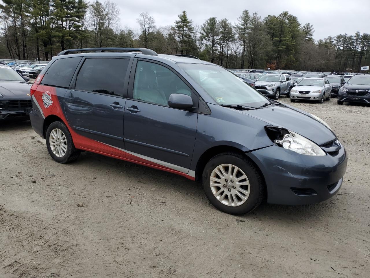 2010 Toyota Sienna - Image 4