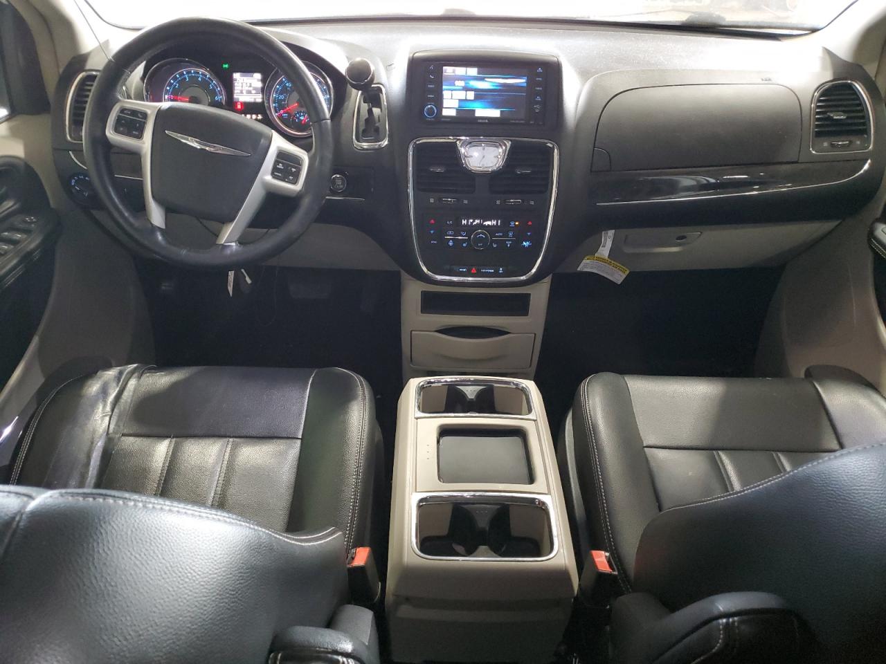 2016 Chrysler Town & Country - Image 8