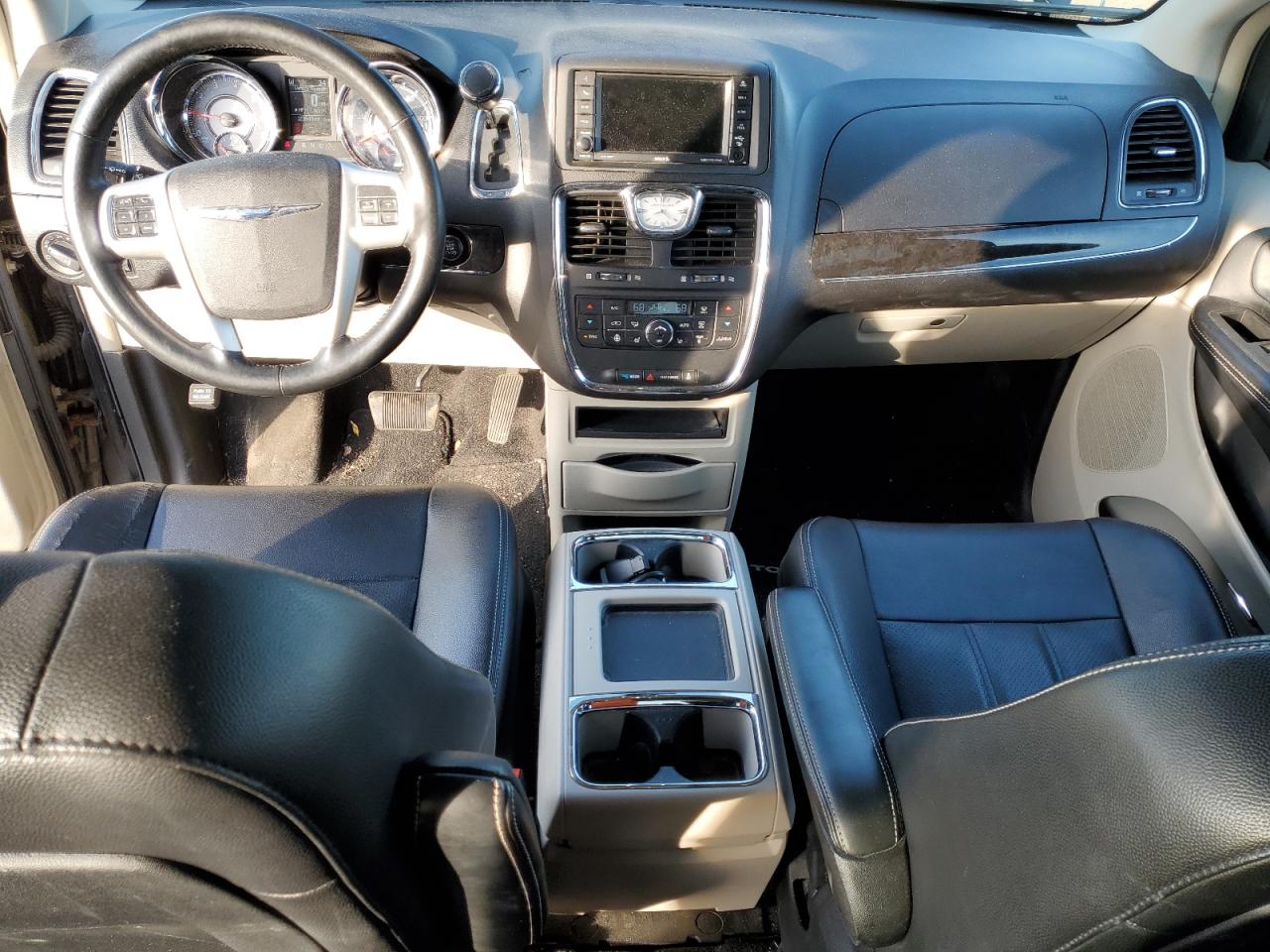 2014 Chrysler Town & Country - Image 8