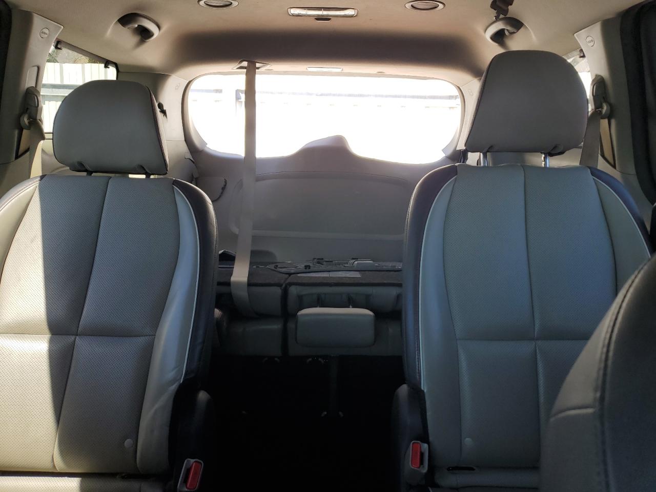 2018 Kia Sedona - Image 10