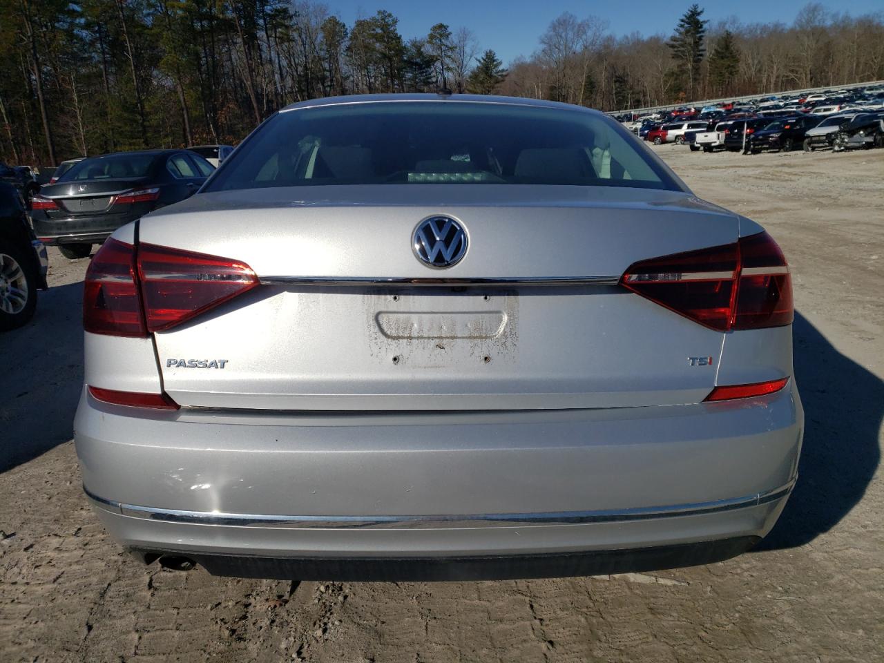2017 Volkswagen Passat - Image 6
