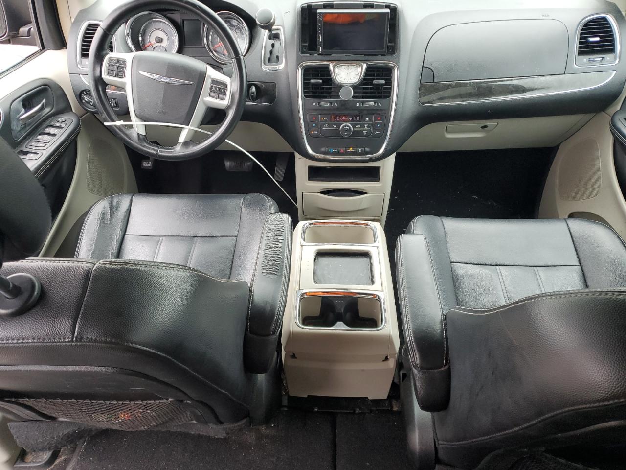 2014 Chrysler Town & Country - Image 8