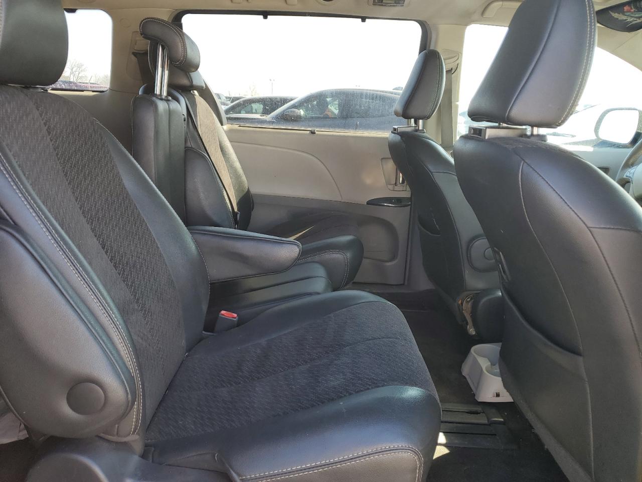 2011 Toyota Sienna - Image 11