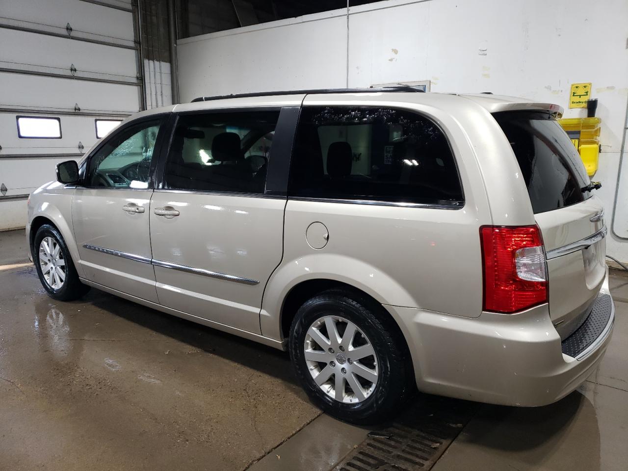 2016 Chrysler Town & Country - Image 2