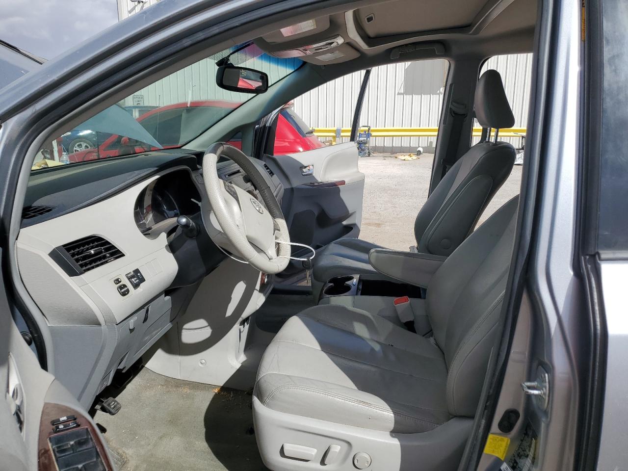2013 Toyota Sienna - Image 7