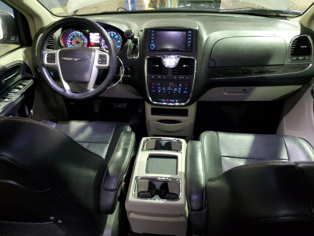 2016 Chrysler Town & Country - Image 8