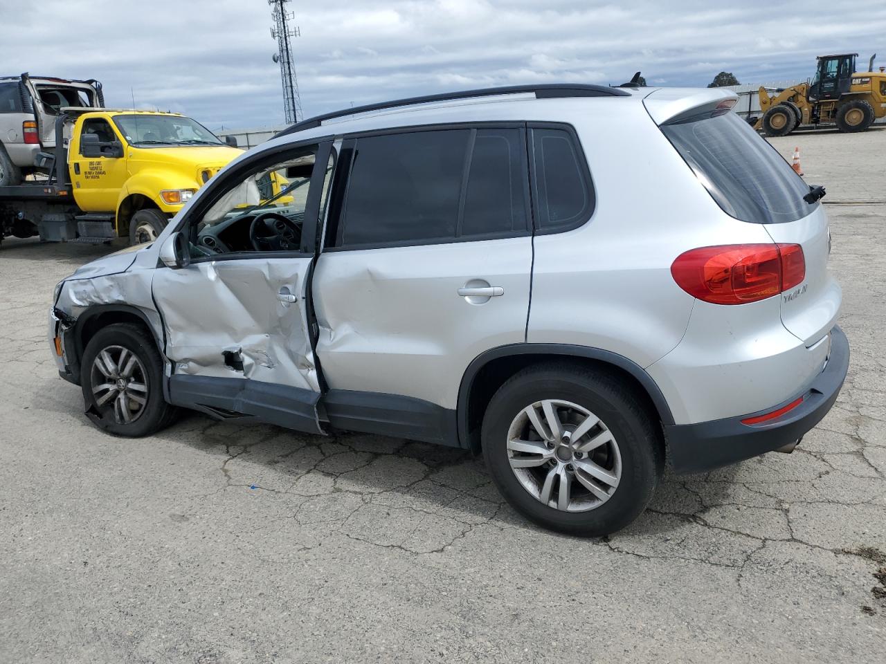 2016 Volkswagen Tiguan - Image 2