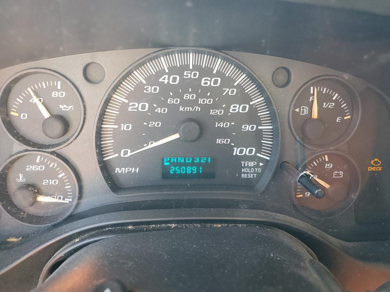 2004 Chevrolet Express - Image 9