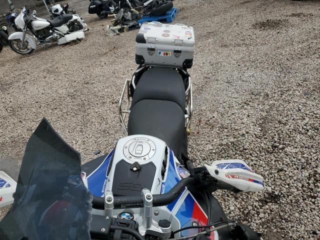  BMW R-SERIES 2022 Красный