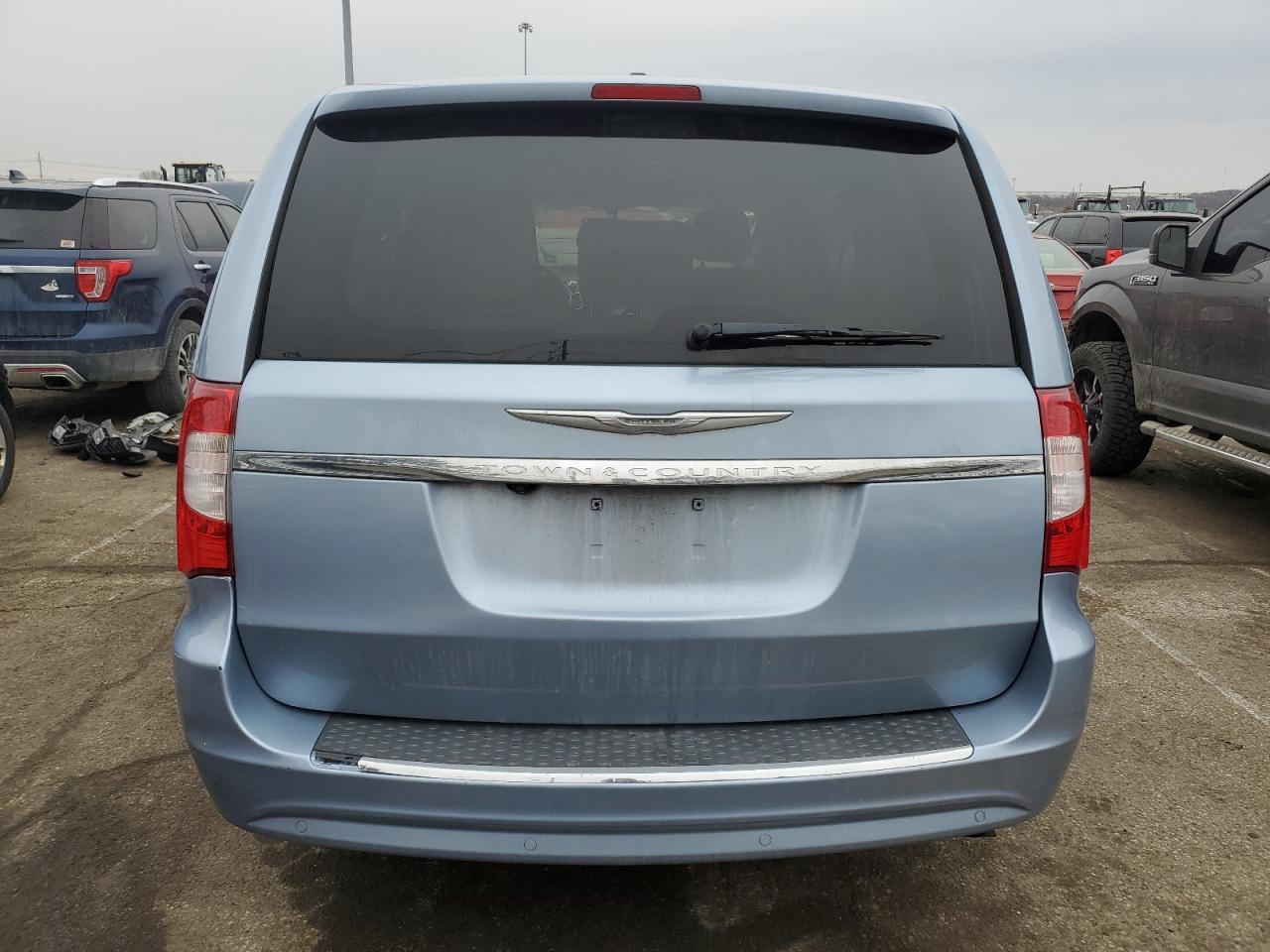 2013 Chrysler Town & Country - Image 6