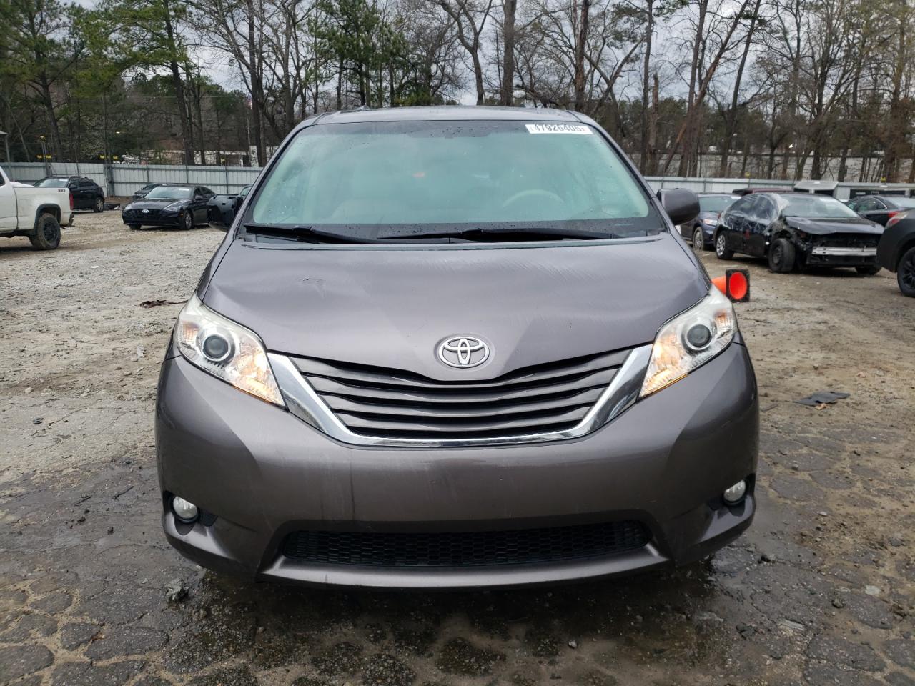 2011 Toyota Sienna - Image 5