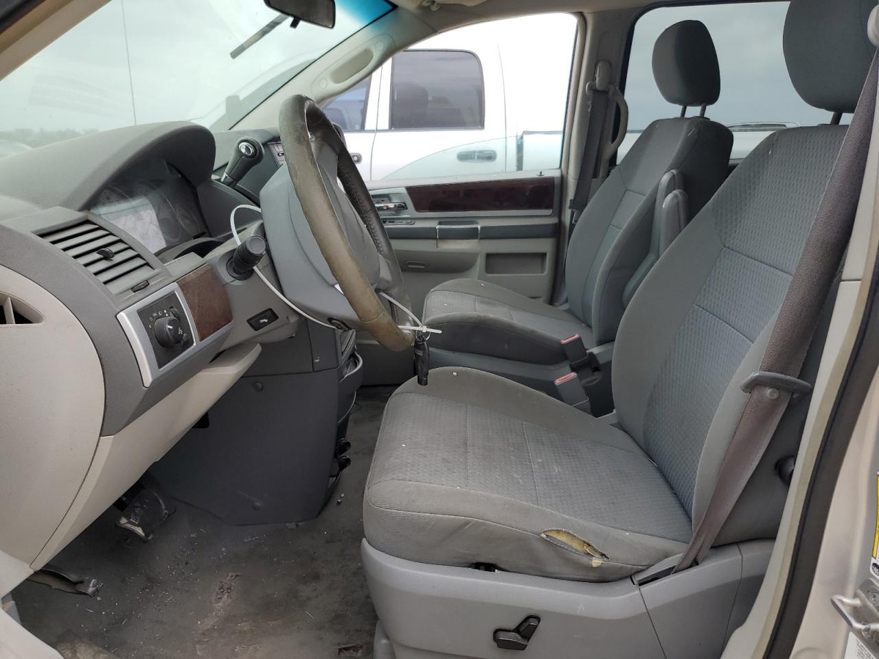 2009 Chrysler Town & Country - Image 7