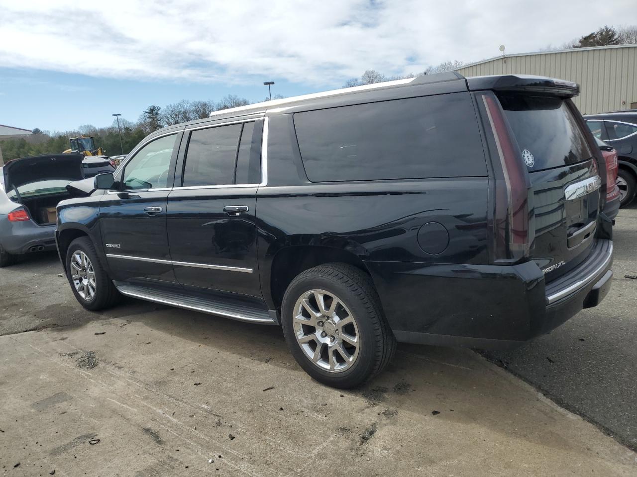 2015 GMC Yukon - Image 2