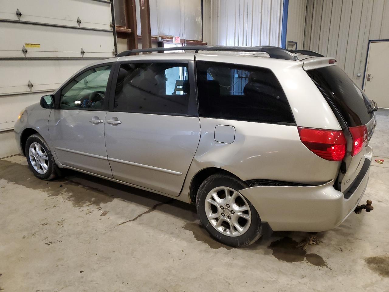 2005 Toyota Sienna - Image 2