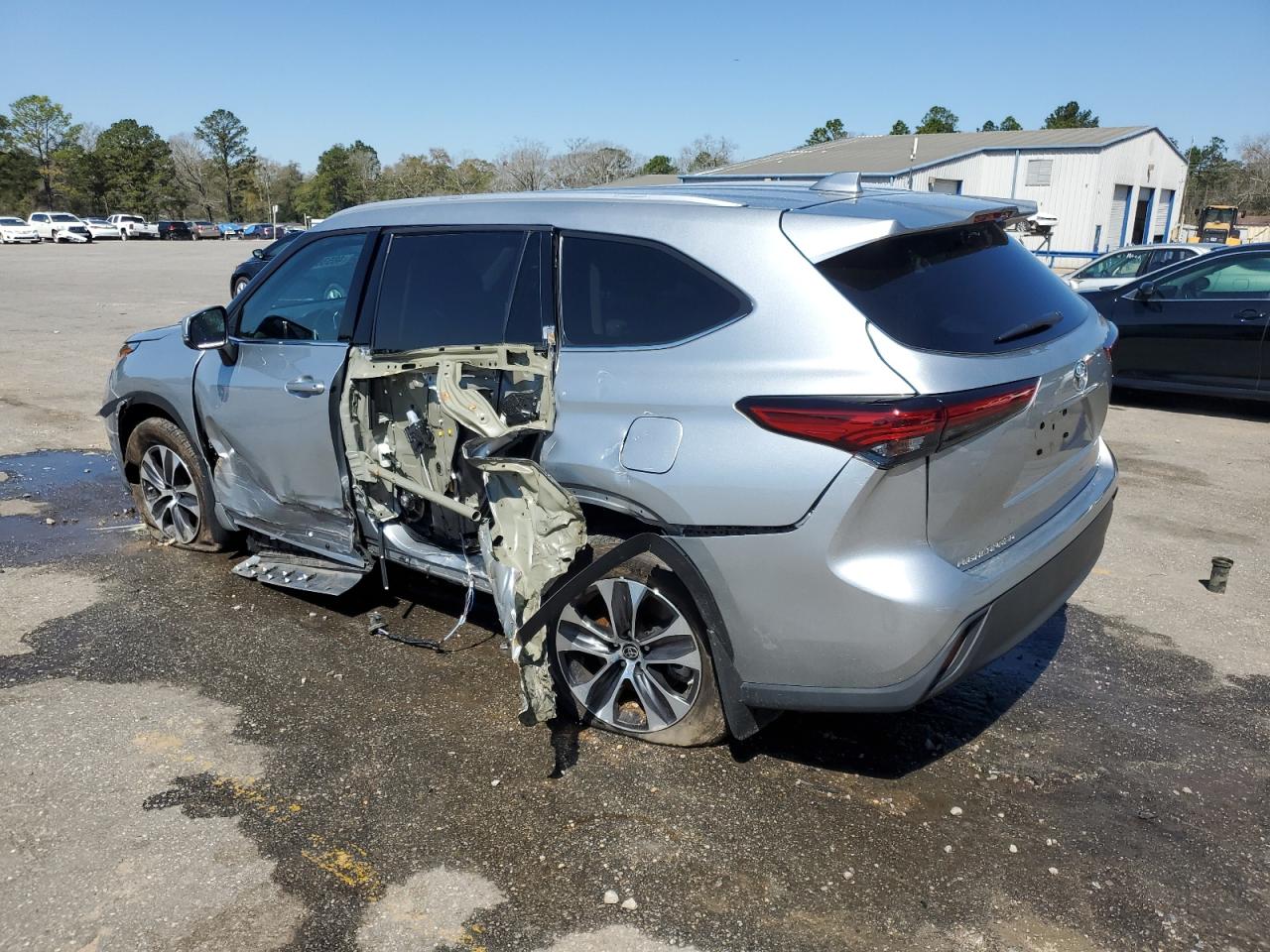2022 Toyota Highlander - Image 2