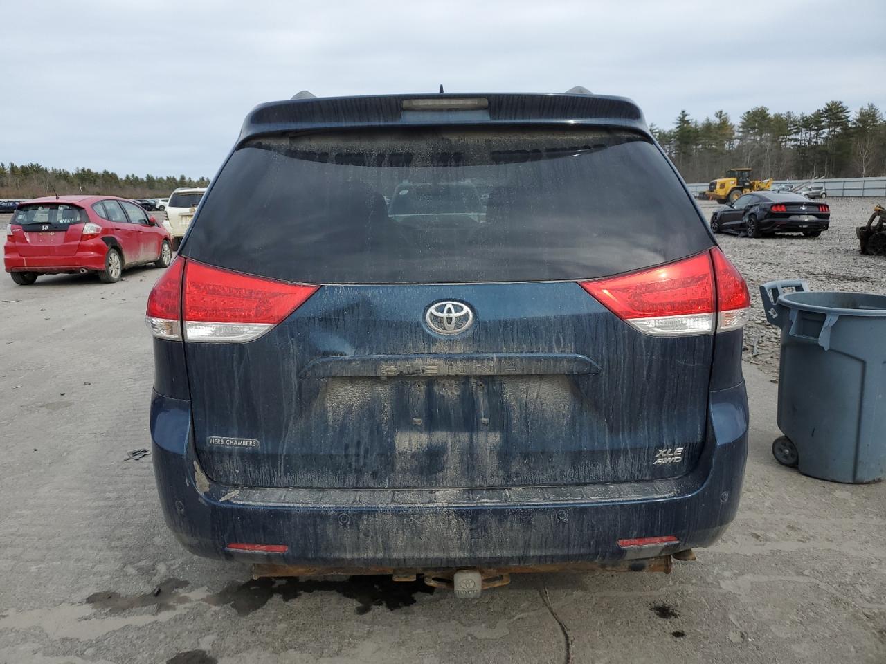 2011 Toyota Sienna - Image 6