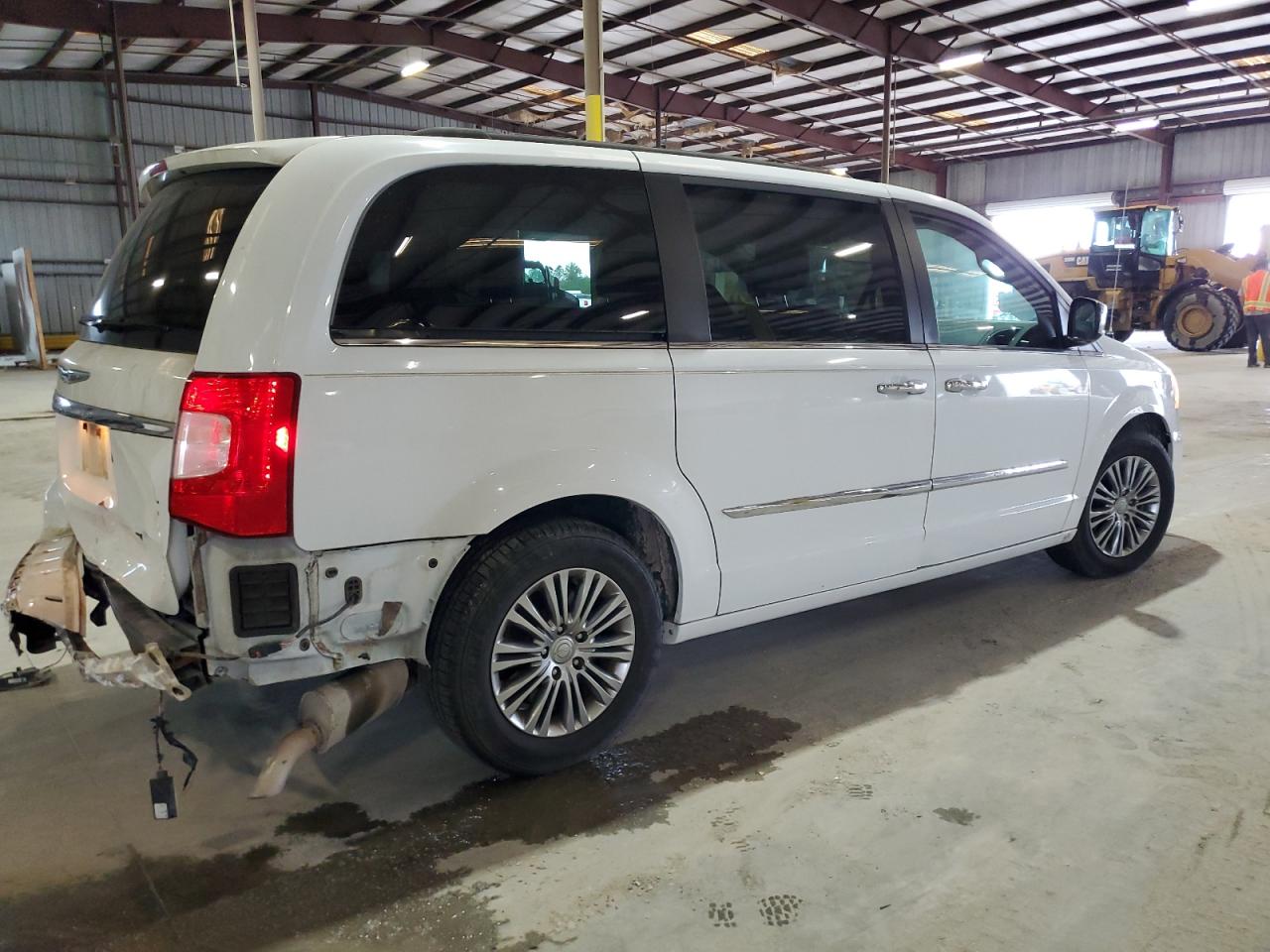 2014 Chrysler Town & Country - Image 3