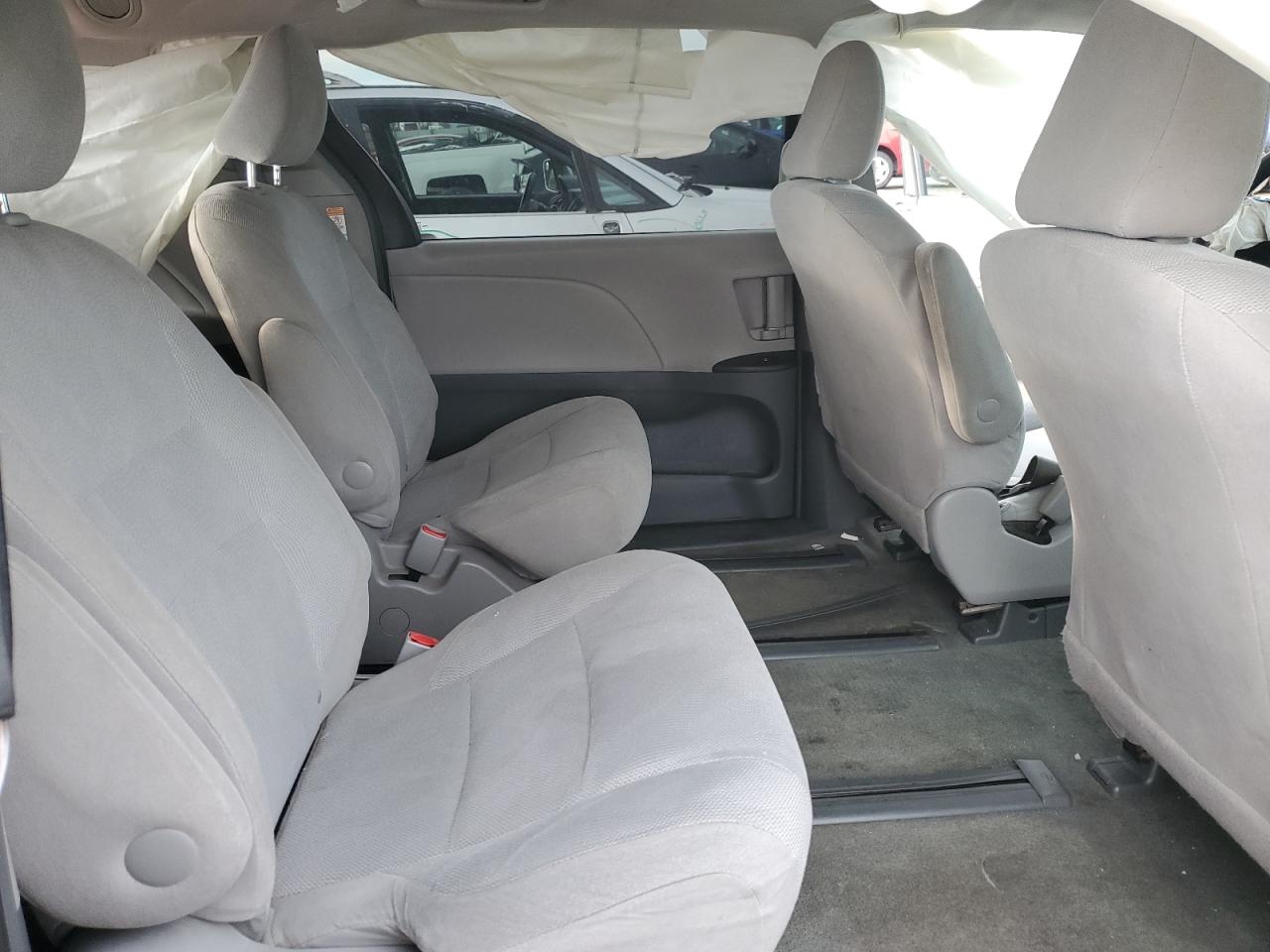 2015 Toyota Sienna - Image 11