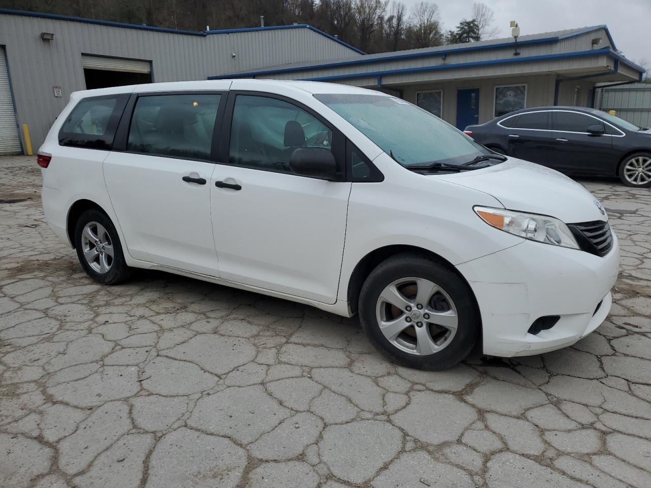 2017 Toyota Sienna - Image 4