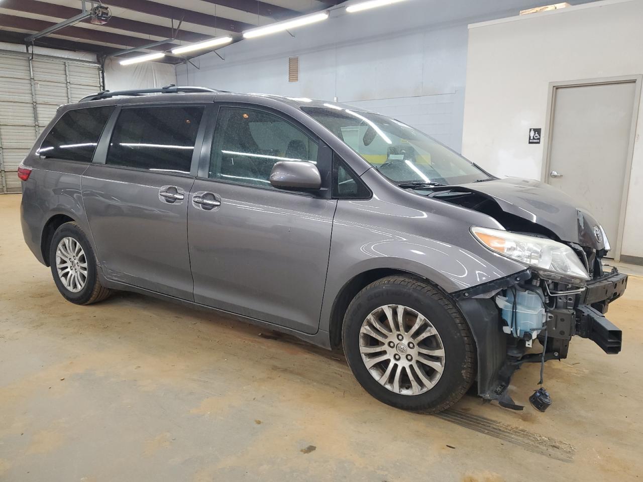 2015 Toyota Sienna - Image 4