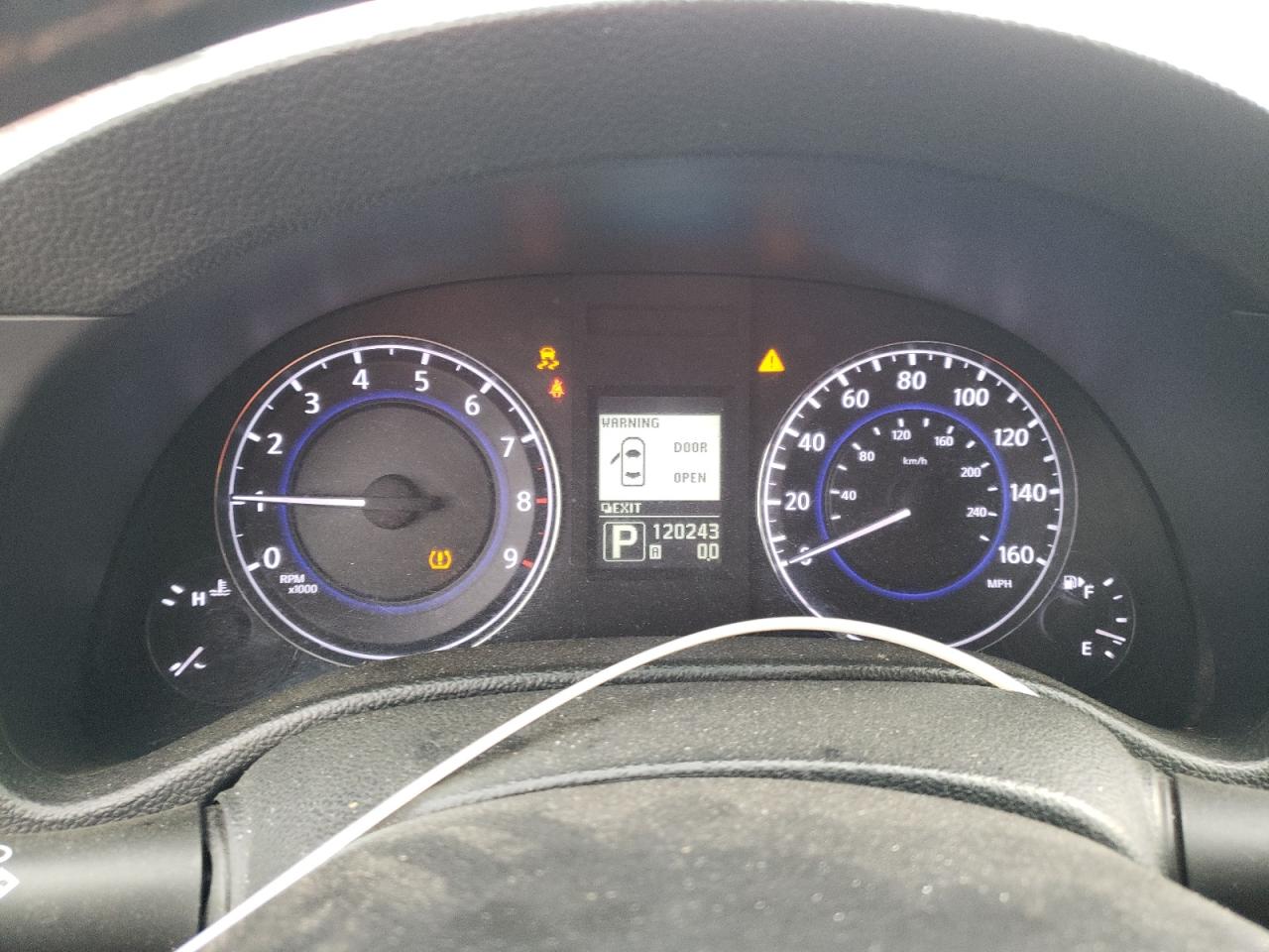 2015 Infiniti Q40 - Image 9