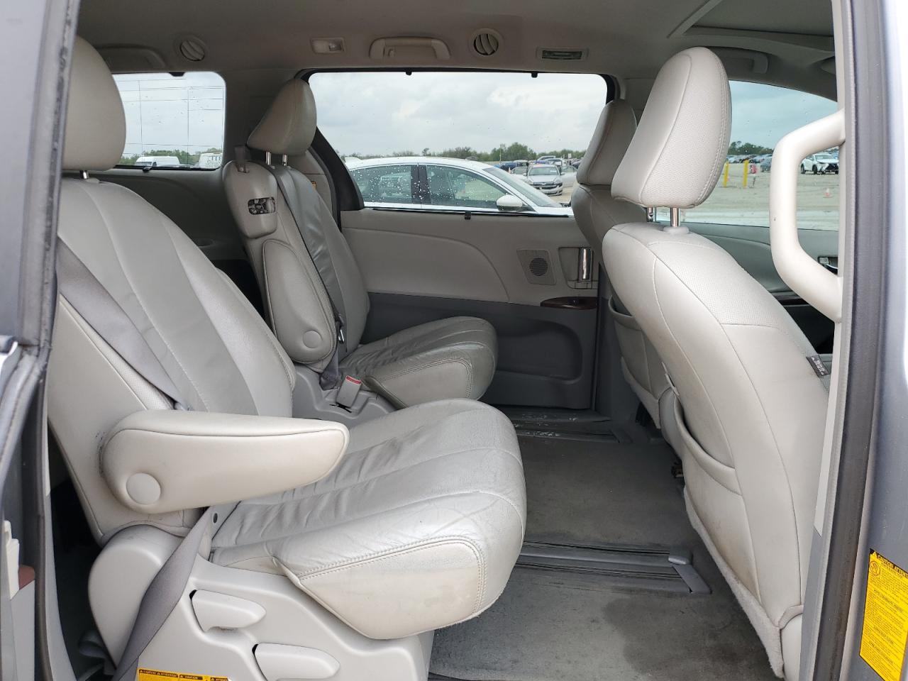 2011 Toyota Sienna - Image 11
