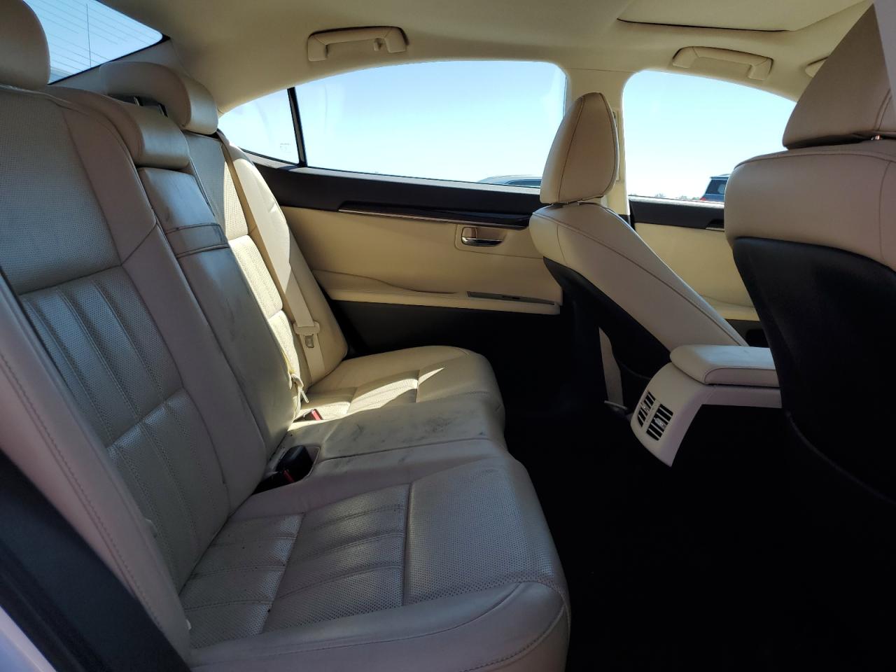 2016 Lexus ES - Image 10