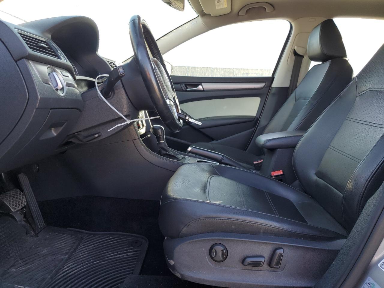 2014 Volkswagen Passat - Image 7