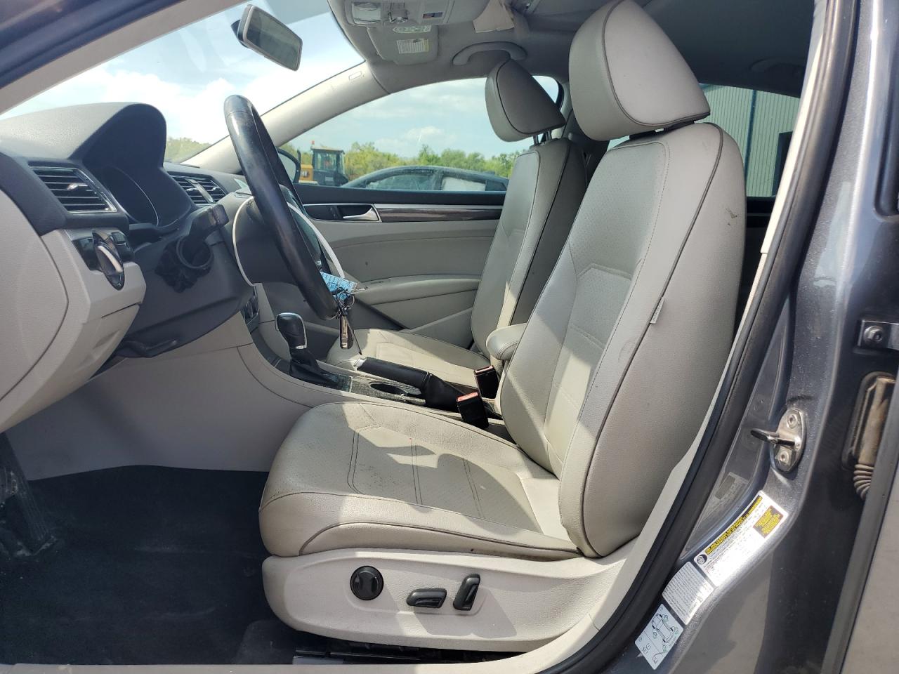 2017 Volkswagen Passat - Image 7
