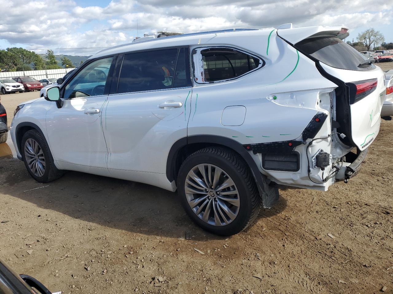 2022 Toyota Highlander - Image 2